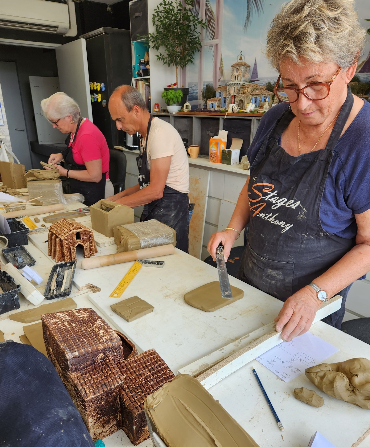Activité Team building créative, originale et insolite de Sculpture de décors de Provence en Argile pour renforcer la Cohésion en Entreprise à Aubagne